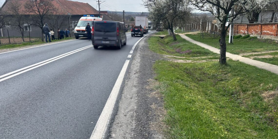 Accident pe DN 68A, la Coșava: femeie de 72 de ani, lovită de o mașină după ce a traversat neregulamentar