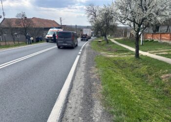 Accident pe DN 68A, la Coșava: femeie de 72 de ani, lovită de o mașină după ce a traversat neregulamentar