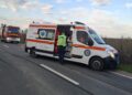 Accident pe DN 59B, la Cărpiniș: un bărbat rănit după impactul dintre o autoutilitară și o căruță/Video