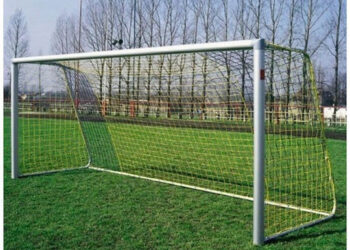 Poartă de fotbal prăbușită peste un copil de 13 ani. Băiatul, dus inconștient la spital