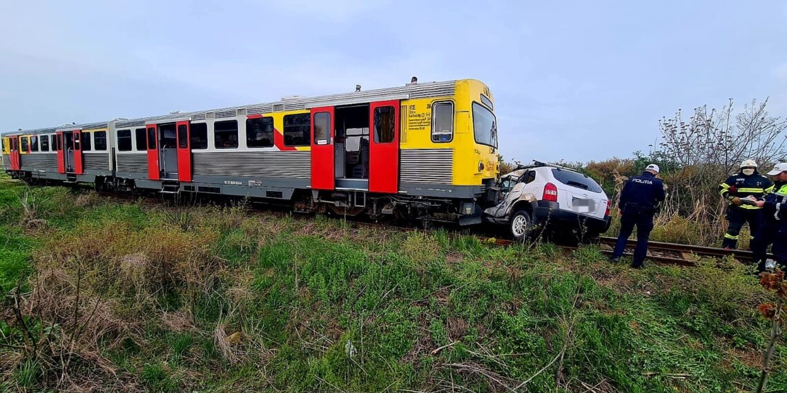 Accident feroviar la Peciu Nou: șofer încarcerat, în stare de inconștiență
