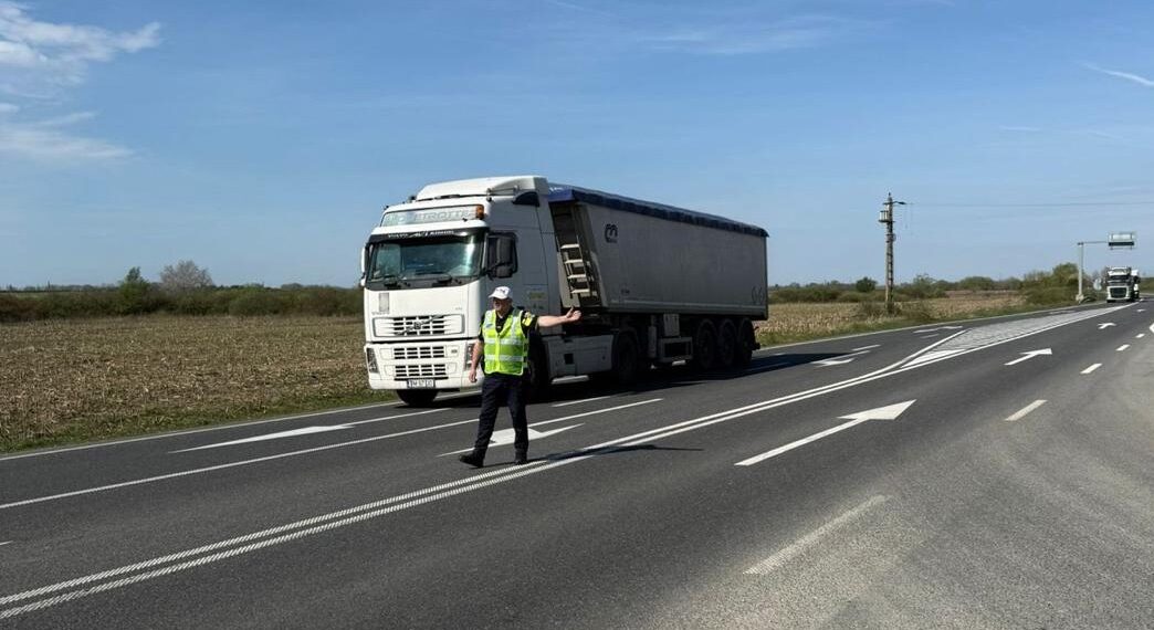 Peste 200 de sancțiuni contravenționale, 12 permise și 19 certificate de înmatriculare reținute de polițiști