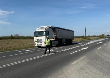 Peste 200 de sancțiuni contravenționale, 12 permise și 19 certificate de înmatriculare reținute de polițiști