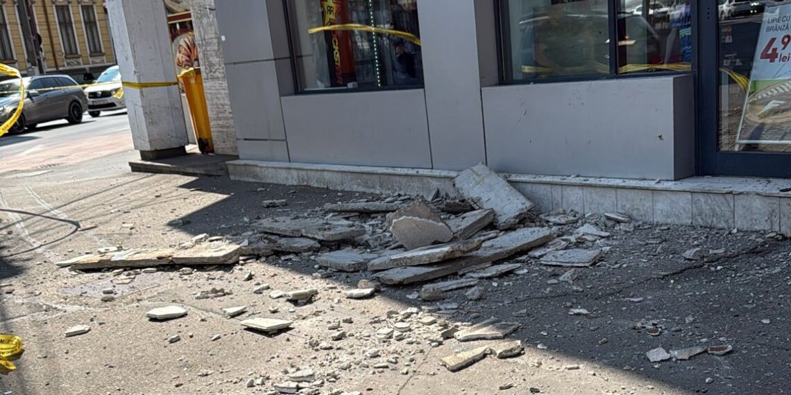 VIDEO. Bucăți de beton căzute de la etajul 7, într-o zonă circulată. Primăria anunță sancțiuni