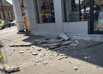 VIDEO. Bucăți de beton căzute de la etajul 7, într-o zonă circulată. Primăria anunță sancțiuni