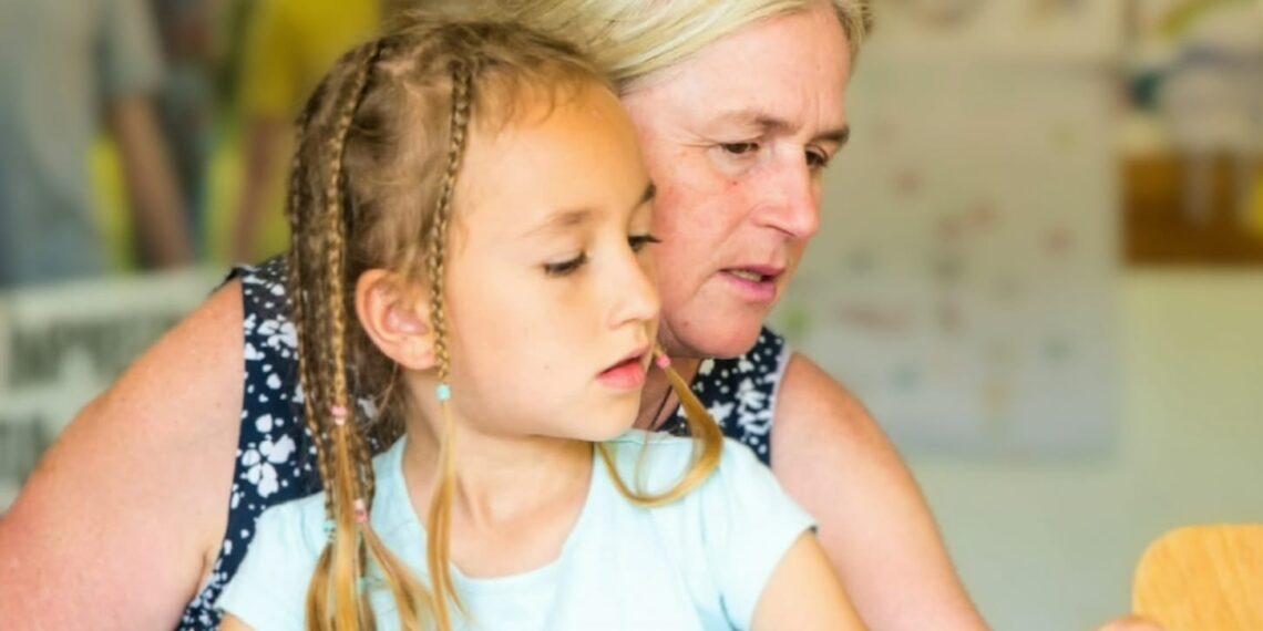 Aproape jumătate dintre părinții care muncesc în străinătate nu pot petrece sărbătorile pascale în țară, unde au rămas copiii lor: cei mai mulți copii au rămas în grija bunicilor și a altor rude