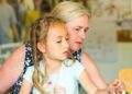 Aproape jumătate dintre părinții care muncesc în străinătate nu pot petrece sărbătorile pascale în țară, unde au rămas copiii lor: cei mai mulți copii au rămas în grija bunicilor și a altor rude