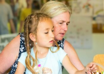 Aproape jumătate dintre părinții care muncesc în străinătate nu pot petrece sărbătorile pascale în țară, unde au rămas copiii lor: cei mai mulți copii au rămas în grija bunicilor și a altor rude