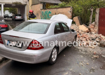 6 mașini parcate regulamentar, acroșate de un șofer pe strada Coriolan Băran. O criză de epilepsie ar fi de vină