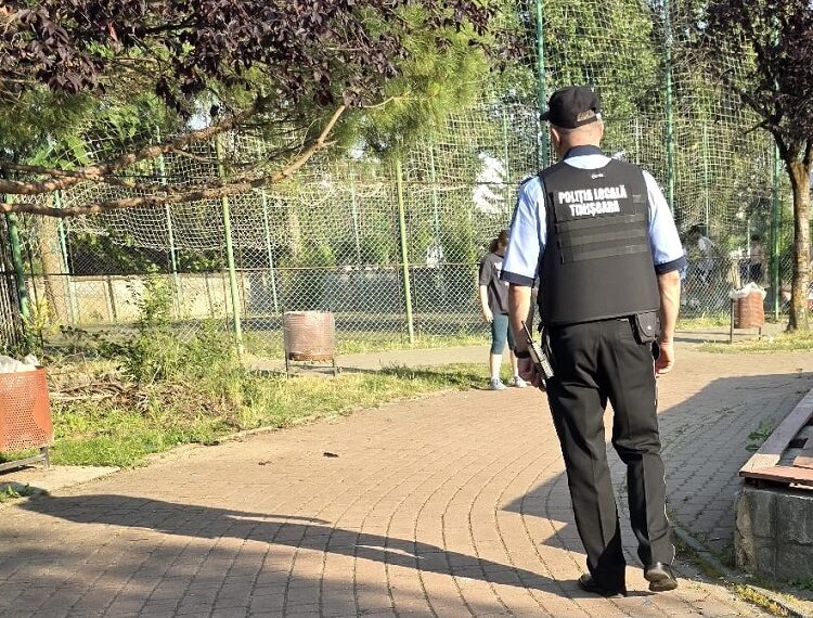 Parcurile – relaxare, nu disconfort!  Polițiștii locali monitorizează parcurile pentru a preveni, dar și pentru a lua măsuri în cazul celor certați cu legea și cu bunul simț