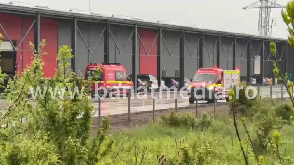 Bărbat rănit grav după ce a fost prins sub un utilaj, la Timișoara