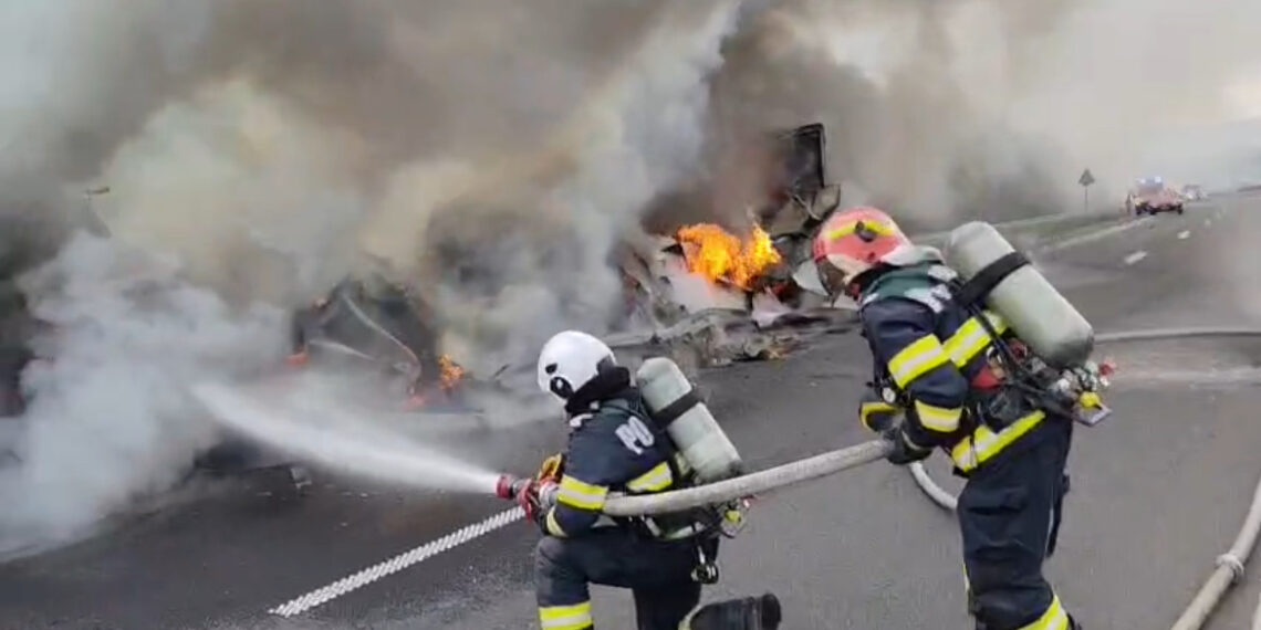 Autocamion care transporta fructe, cuprins de flăcări pe A1 / VIDEO