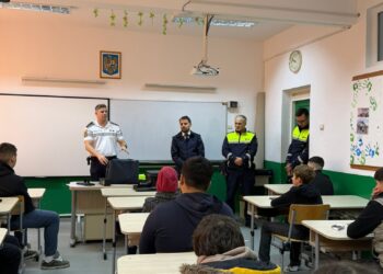 Zeci de elevi din Jimbolia au participat la o lecție interactivă de educație rutieră, susținută de polițiști
