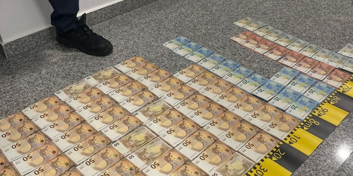 Doi bărbați, de 40 și 47 de ani, au fost reținuți după ce ar fi spart mașini folosind dispozitive electronice