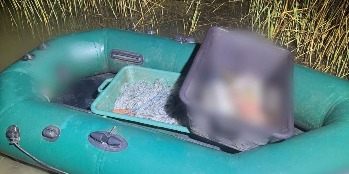 Un bărbat de 49 de ani a fost reținut după ce a fost prins în flagrant în timp ce pescuia ilegal