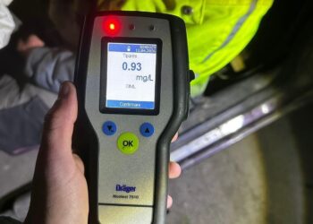 Șofer fără permis și băut, reținut după ce a lovit un capăt de pod în Arad/Video