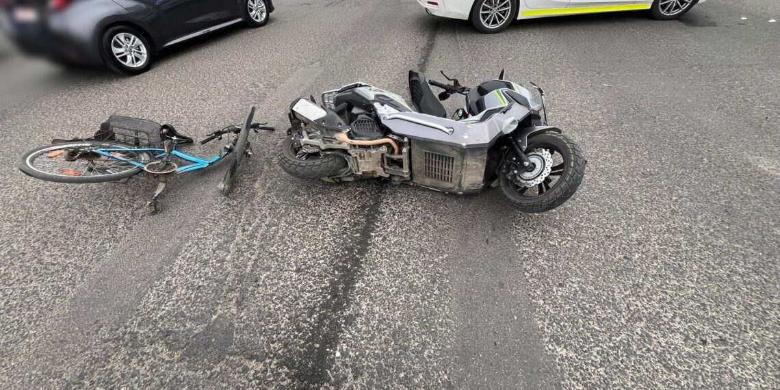 Accident în Timișoara: motociclist și biciclist răniți într-o intersecție aglomerată/Video