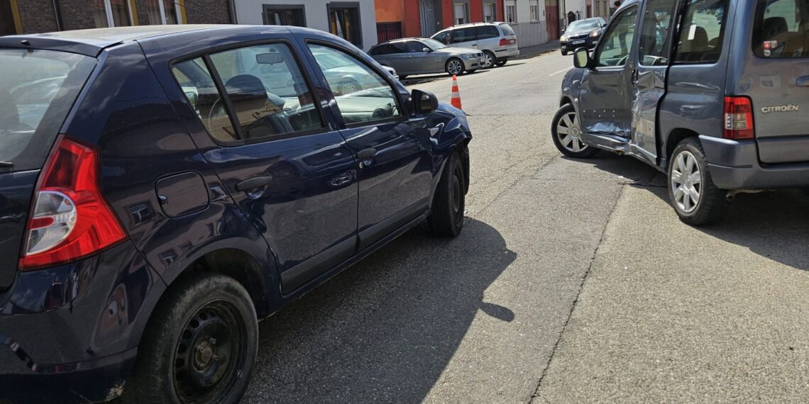 Accident la Lugoj: un bărbat a ajuns la spital după o coliziune între două autoturisme