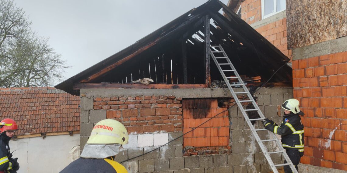 Incendiu la Lipova: anexa unei gospodării, cuprinsă de flăcări. Fără victime