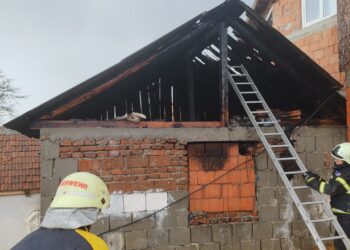 Incendiu la Lipova: anexa unei gospodării, cuprinsă de flăcări. Fără victime