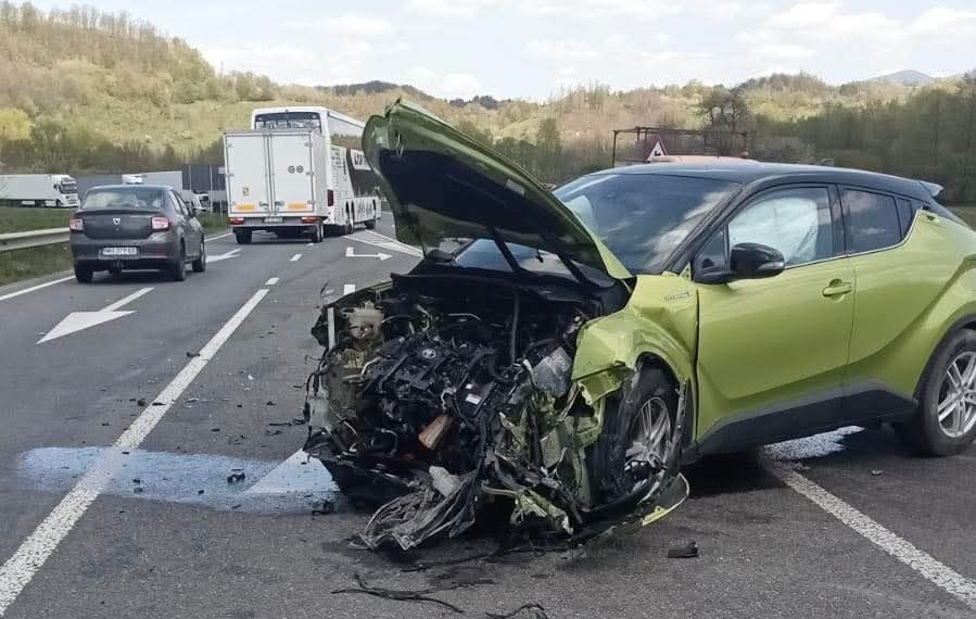 Accident cu 4 răniți pe A1, în Timiș. Un autoturism s-a izbit de un camion