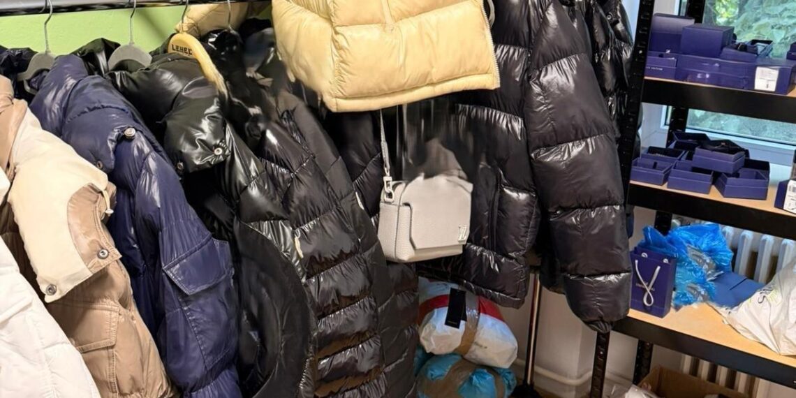 Percheziții în Arad într-un dosar de contrafacere: produse de lux, în valoare de 180.000 de lei, vândute online