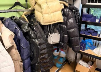 Percheziții în Arad într-un dosar de contrafacere: produse de lux, în valoare de 180.000 de lei, vândute online