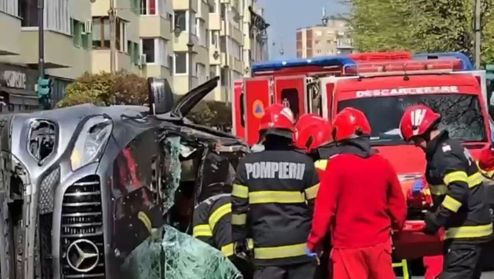 Accident grav în Arad: o femeie a fost scoasă dintre fiarele contorsionate după ce o mașină s-a răsturnat/Video