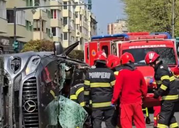 Accident grav în Arad: o femeie a fost scoasă dintre fiarele contorsionate după ce o mașină s-a răsturnat/Video