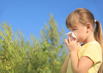 Ambrozia, pericol invizibil pentru sănătate. Mii de oameni afectați anual