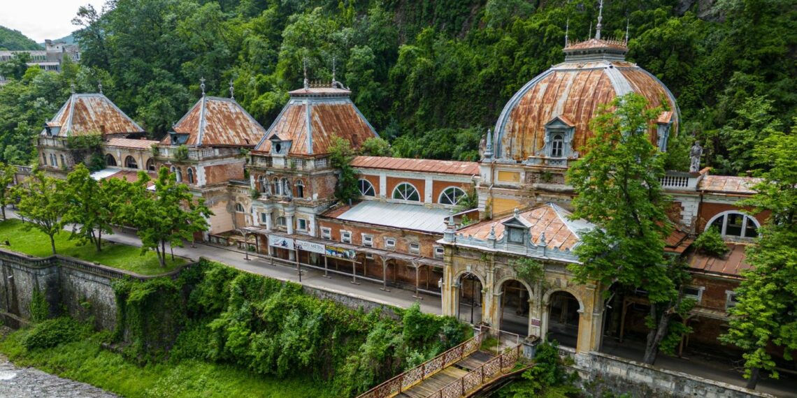 Furt dintr-un hotel abandonat din Băile Herculane: mobilier și echipamente electrice, recuperate de polițiști