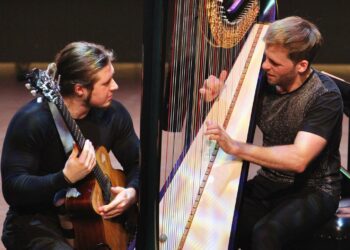 Harpa și chitara se transformă în spectacol total la Timișoara. „Metamorphosis” promite o experiență imersivă rară
