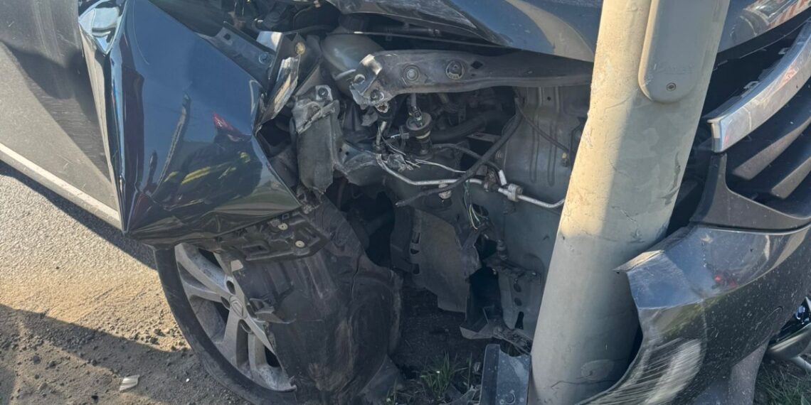 Două persoane rănite după ce o mașină a lovit un stâlp între Moșnița Nouă și Timișoara