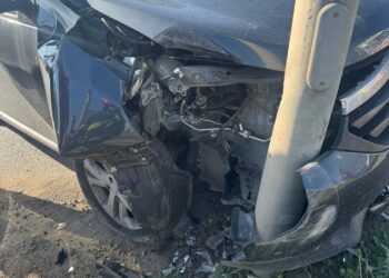 Două persoane rănite după ce o mașină a lovit un stâlp între Moșnița Nouă și Timișoara