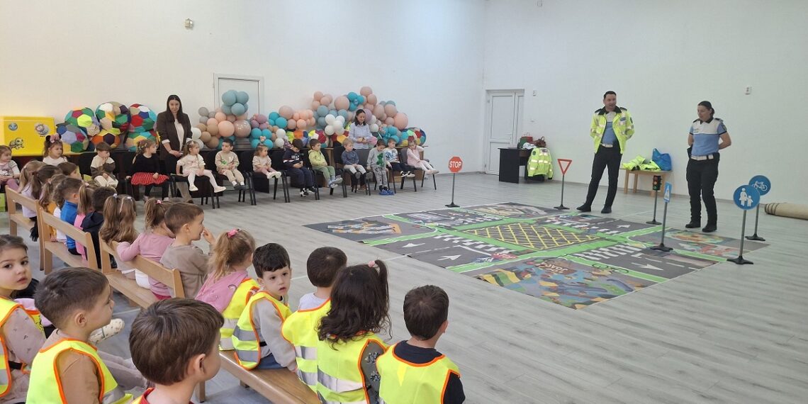 250 de preșcolari și elevi informați de polițiștii locali despre siguranța în trafic, bullying, violență și consumul de tutun și substanțe interzise
