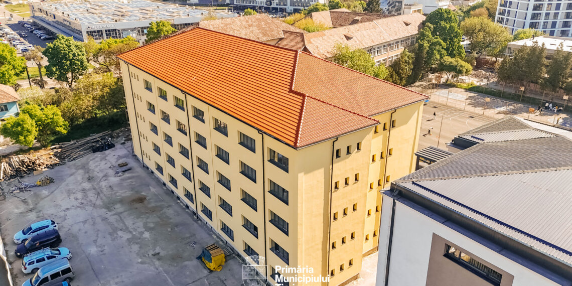 Condiții mai bune pentru elevii de la Colegiul Henri Coandă: fațada clădirii de internat a fost finalizată