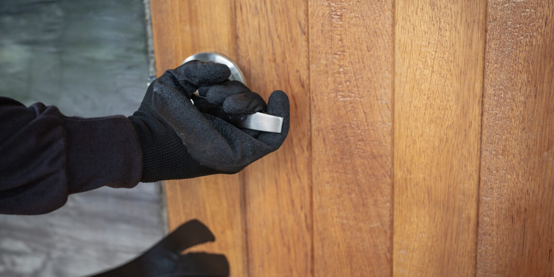 Hoț prins în flagrant în Timișoara: arestat preventiv după un furt din locuință