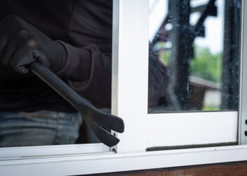 Hoț prins în flagrant în Timișoara: arestat preventiv după un furt din locuință