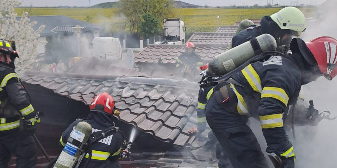 Incendiu puternic într-un cartier din Arad: flăcările au cuprins o locuință și au amenințat casele vecine/Video