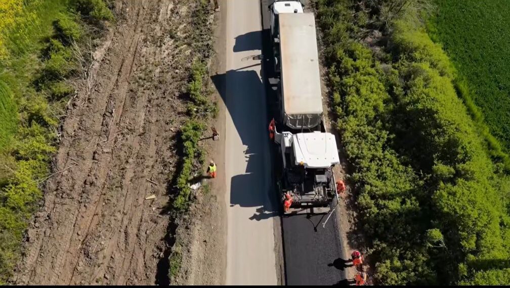 Asfalt pe DJ 691 la doar trei luni de la start: investiție de peste 100 de milioane de lei pentru modernizarea completă a drumului