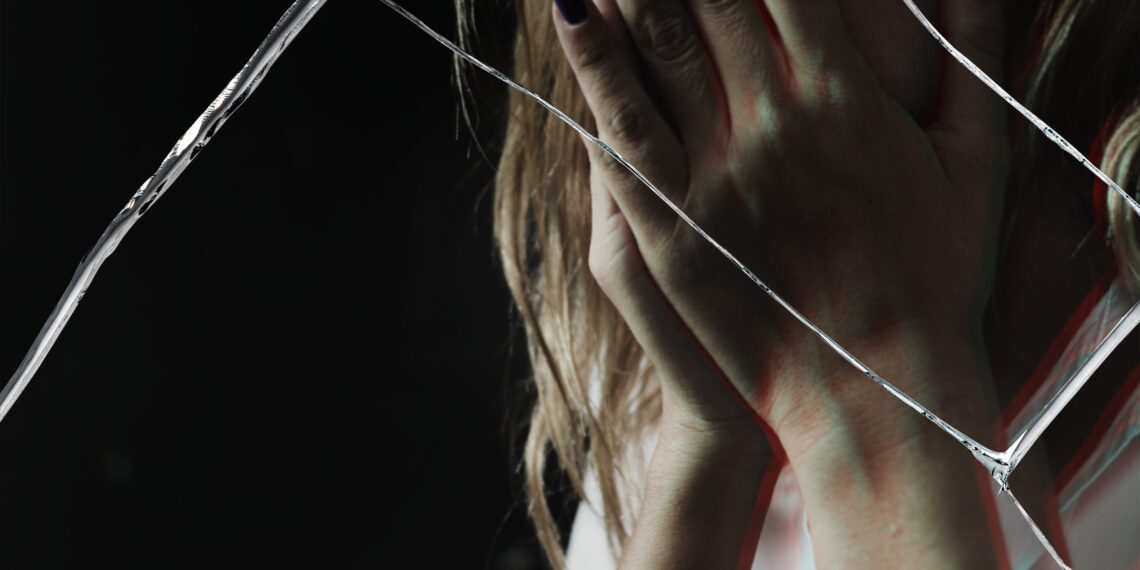 Caz șocant la Lugoj: femeie ținută captivă și amenințată cu imagini compromițătoare