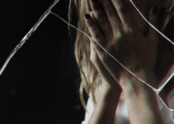 Caz șocant la Lugoj: femeie ținută captivă și amenințată cu imagini compromițătoare