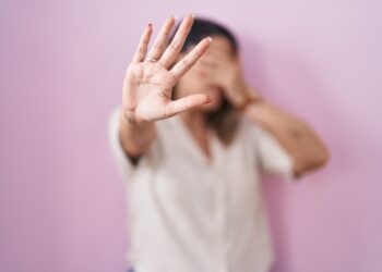 Caz șocant la Lugoj: femeie ținută captivă și amenințată cu imagini compromițătoare