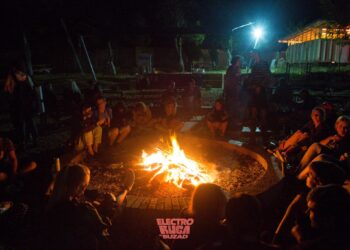Electroruga de Buzad începe vineri: trei zile de muzică, cinema outdoor, activități de zi și energie în mijlocul naturii