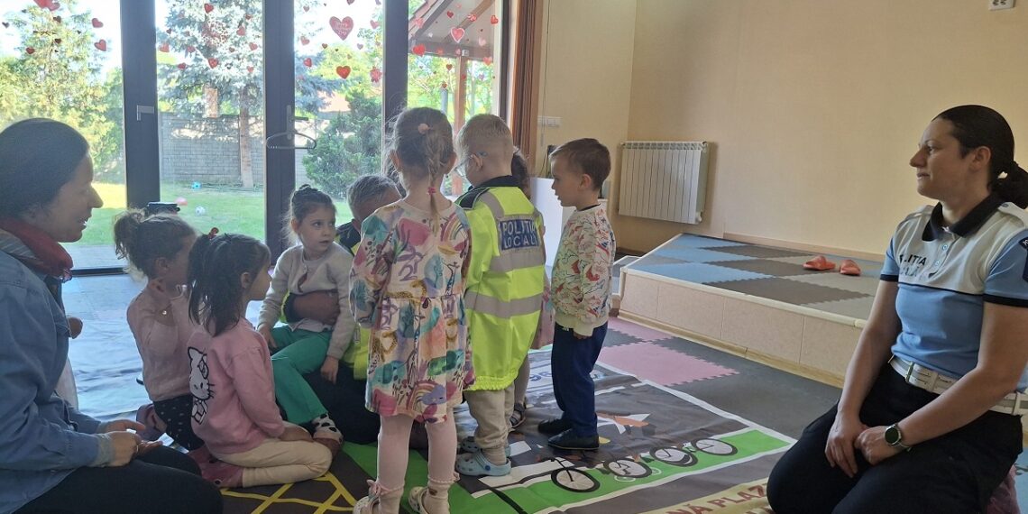 A fost și joacă, au fost și informații – polițiștii locali, printre copiii de la două grădinițe din Timișoara