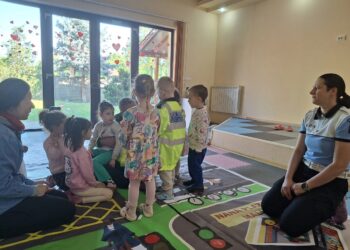 A fost și joacă, au fost și informații – polițiștii locali, printre copiii de la două grădinițe din Timișoara