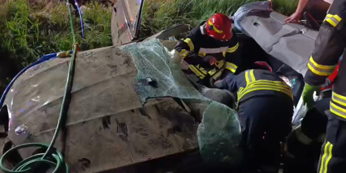 Autoturism răsturnat în municipiul Reșița. O persoană a rămas încarcerată