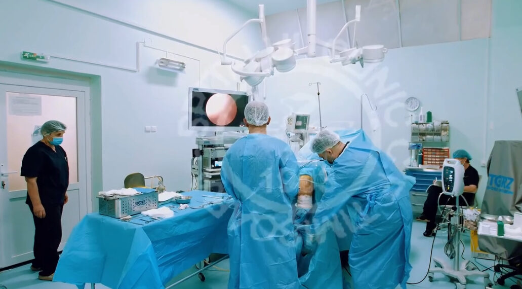Artroscopia de genunchi – soluția minim invazivă pentru durere, traumatisme și recuperare mai rapidă