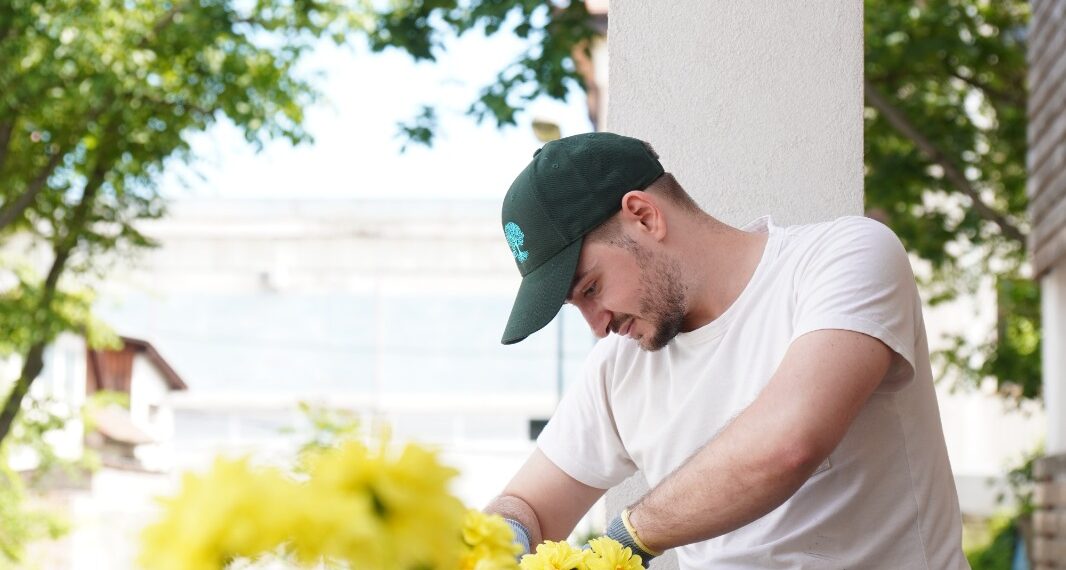 Flori plantate împreună, într-o zi dedicată comunității și incluziunii, la Complexul Podul Lung