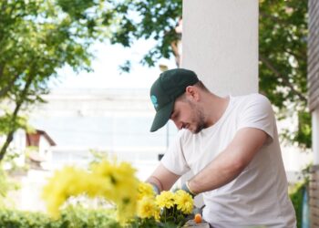 Flori plantate împreună, într-o zi dedicată comunității și incluziunii, la Complexul Podul Lung